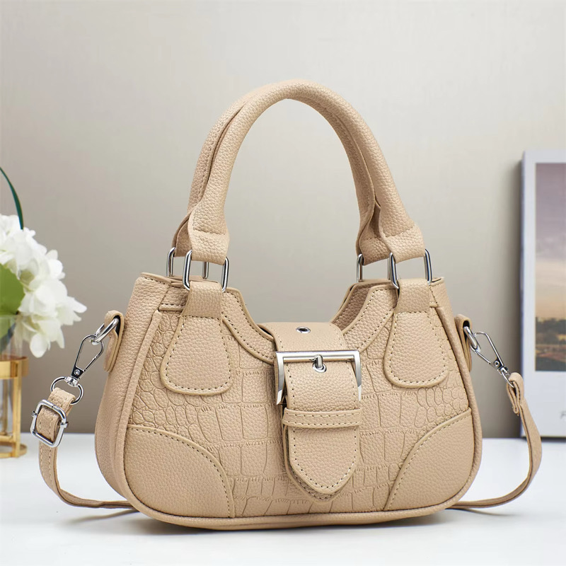 Sac à main beige Sac à main beige, au design élégant avec une poignée courte et une bandoulière.