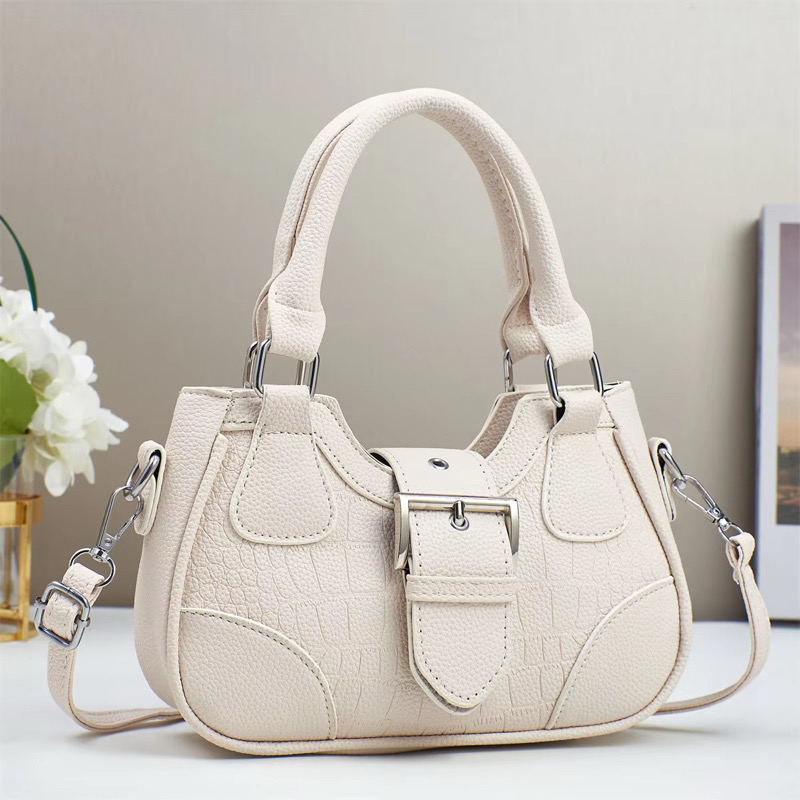 Sac à main beige Sac à main beige élégant avec anse et bandoulière ajustable.