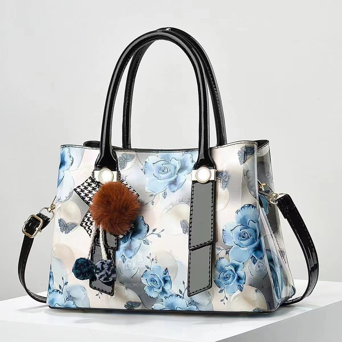 Sac à main avec motifs floraux Sac à main avec motifs floraux bleus et accessoires décoratifs.